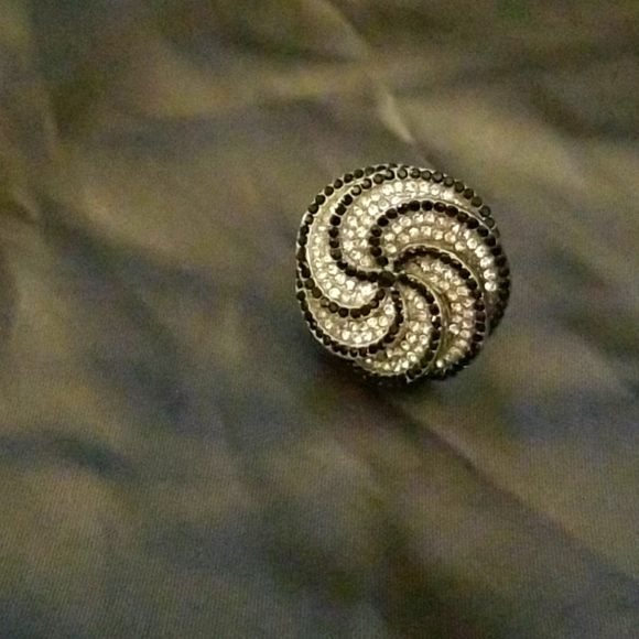 Jewelry - Costume ring